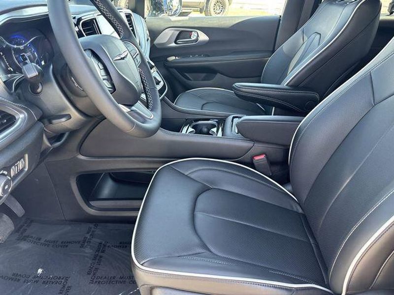 New 2026 Chrysler Pacifica LimitedImage 16
