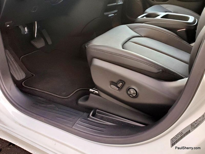 New 2026 Chrysler Pacifica Select