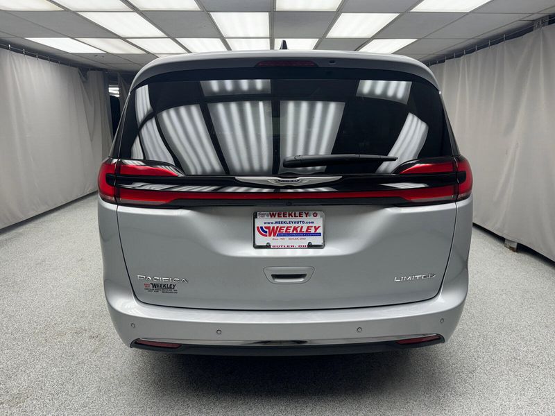 2023 Chrysler Pacifica LimitedImage 3