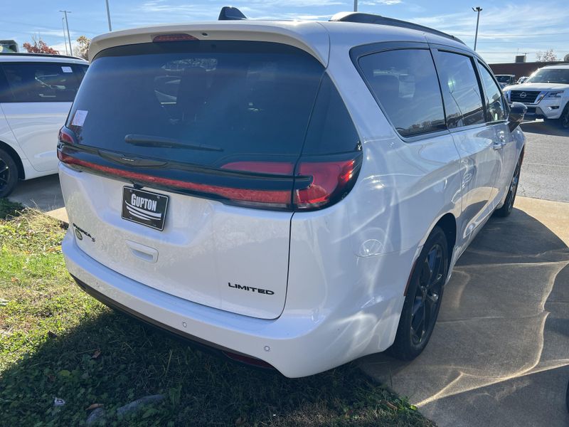 New 2026 Chrysler Pacifica LimitedImage 4
