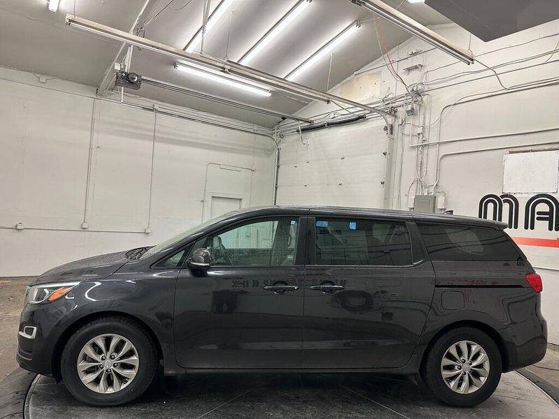 2021 Kia Sedona LXImage 12
