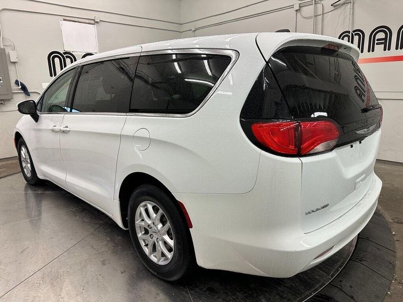 2022 Chrysler Voyager LXImage 13