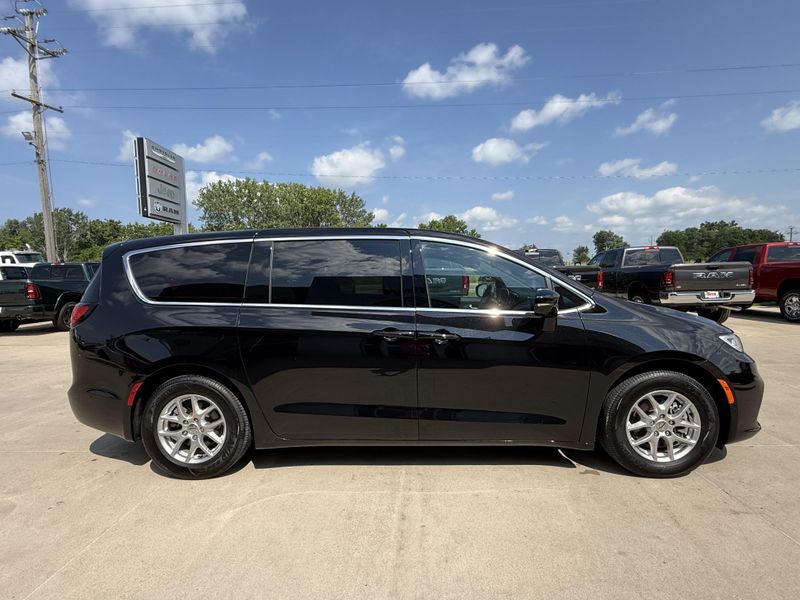 Used 2025 Chrysler Pacifica SelectImage 33