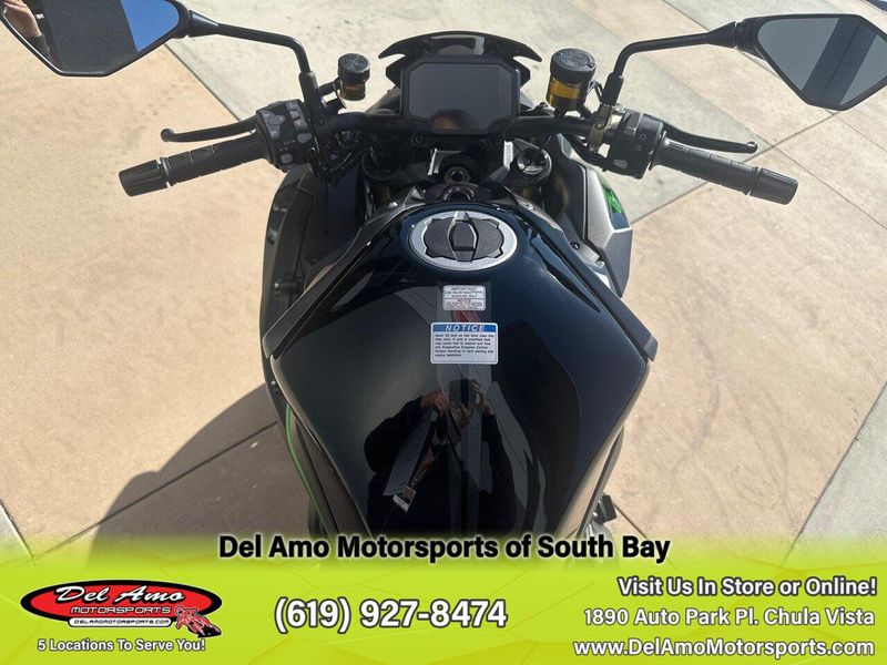 2024 Kawasaki ZR1000LRFNL-GY2  in a METALLIC MATTE GRAPHENESTEEL GRAY/EBONY/MIRROR CoatED BLACK exterior color. Del Amo Motorsports of South Bay (619) 547-1937 delamomotorsports.com 