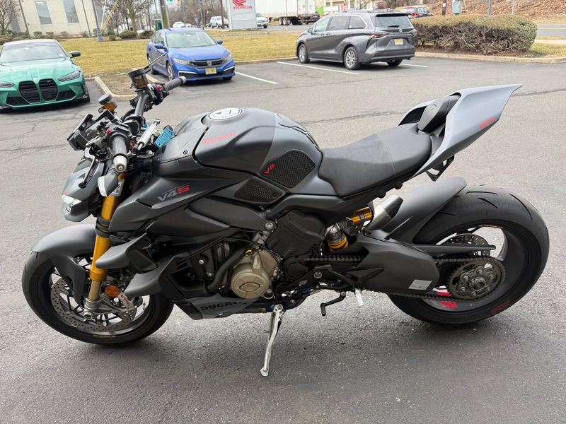 2024 Ducati Streetfighter V4 SImage 2