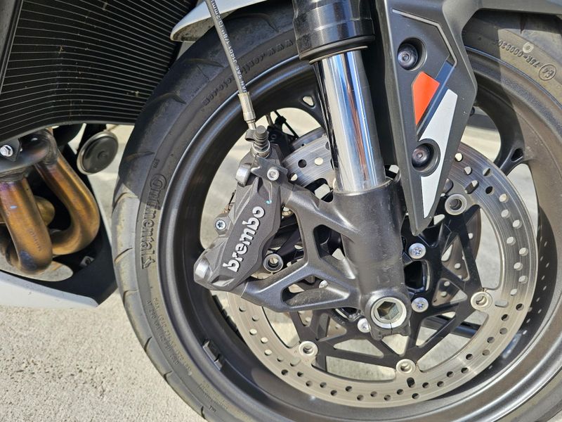 2025 Triumph Street Triple 765 R