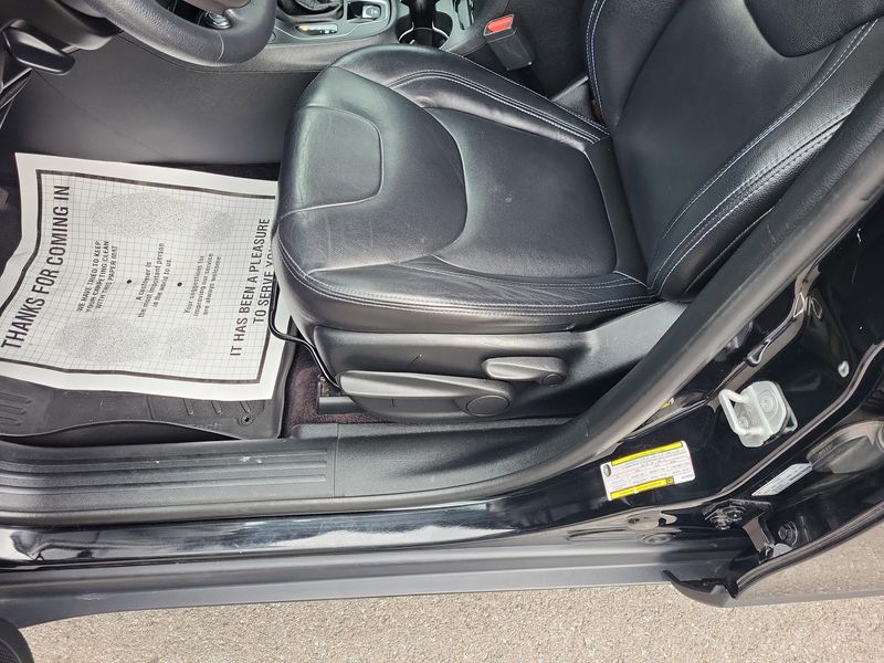 Used 2019 Jeep Cherokee LatitudeImage 3