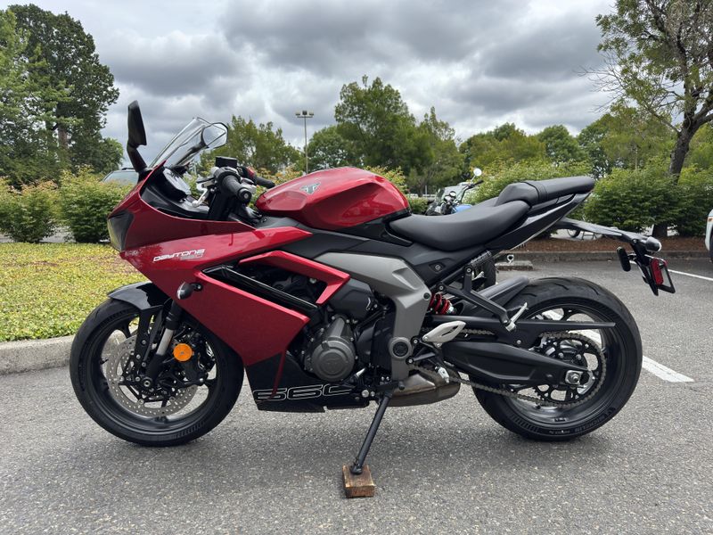 2025 Triumph Daytona 660 - CARNIVAL RED - SAPPHIRE BLACK  