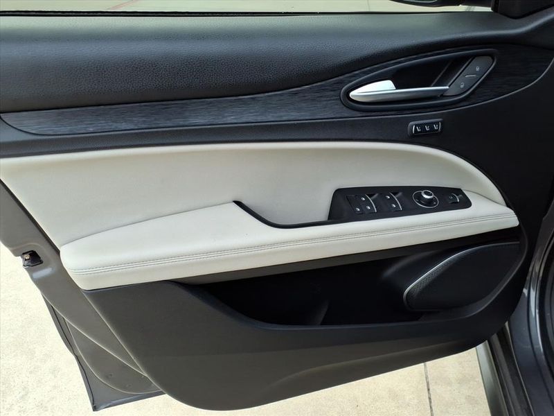 Used 2020 Alfa Romeo Stelvio Image 17