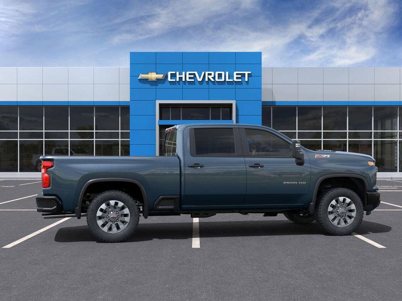 2025 Chevrolet Silverado 2500HD CustomImage 5