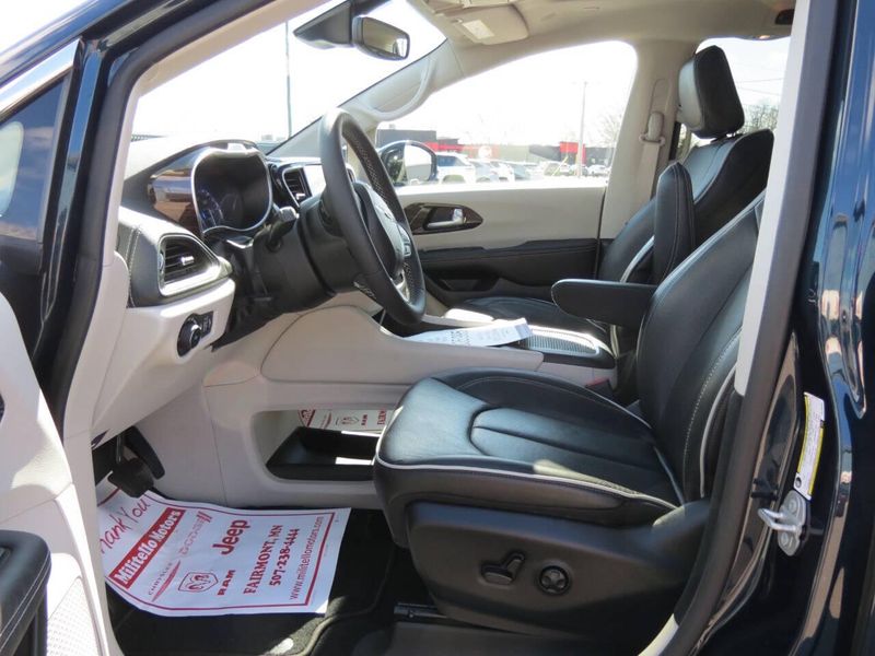 Used 2024 Chrysler Pacifica Limited 4dr Mini VanImage 10