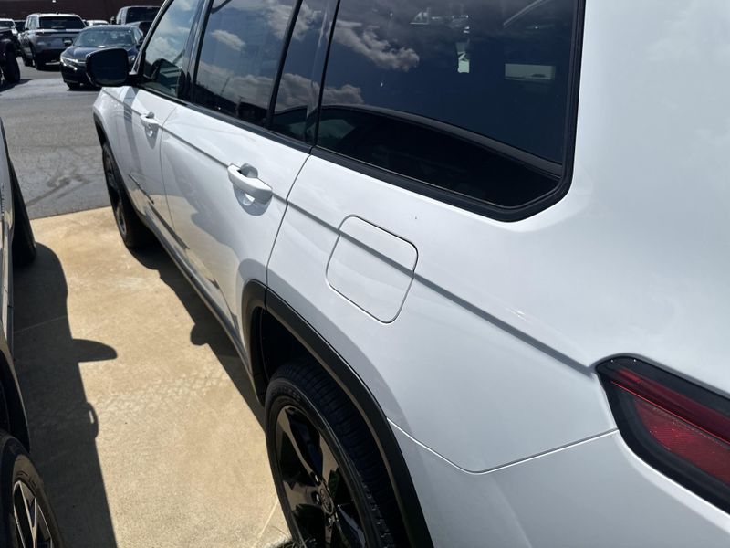 2025 Jeep Grand Cherokee Limited photo 9