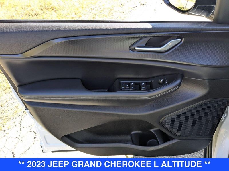 2023 Jeep Grand Cherokee Altitude photo 9
