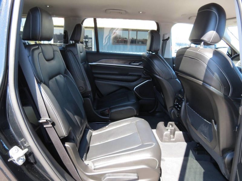 Used 2023 Jeep Grand Cherokee L Limited 4x4 4dr SUVImage 19