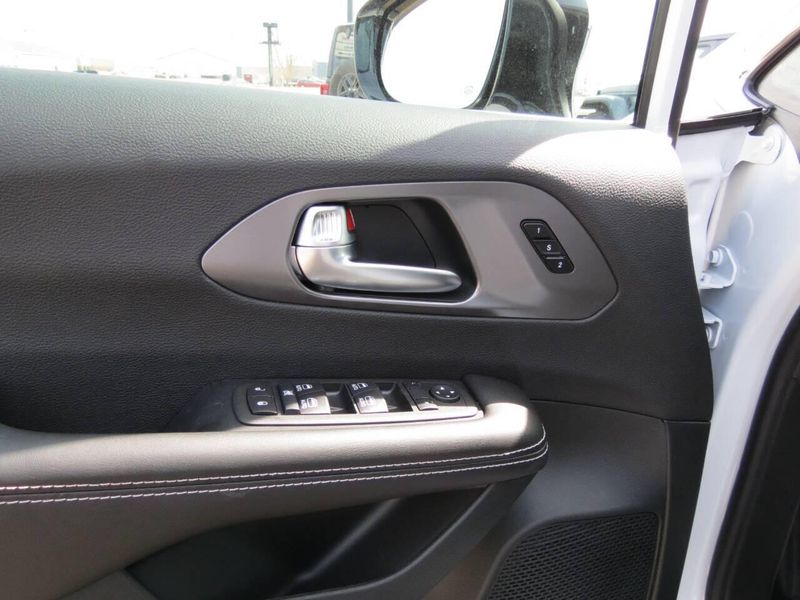 New 2026 Chrysler Voyager LxImage 4