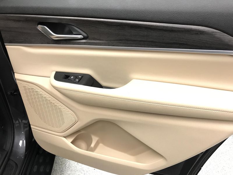 Used 2024 Jeep Grand Cherokee L LimitedImage 25