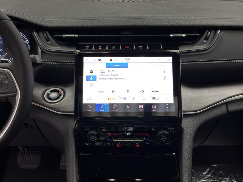 New 2025 Jeep Grand Cherokee L Limited 4x4Image 9