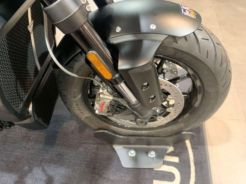 New 2025 Triumph ROCKET 3 R EVEL KNIEVEL EDITION Image 6