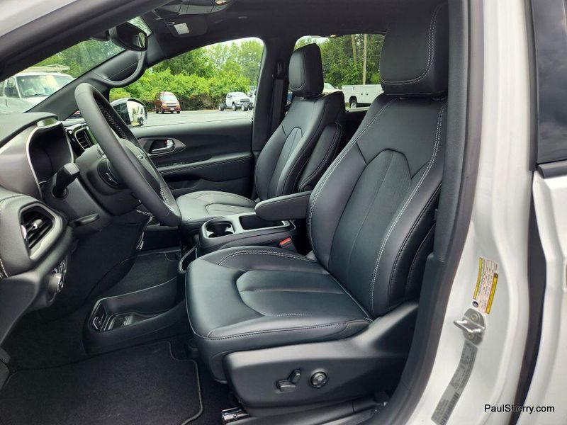 New 2026 Chrysler Pacifica Select