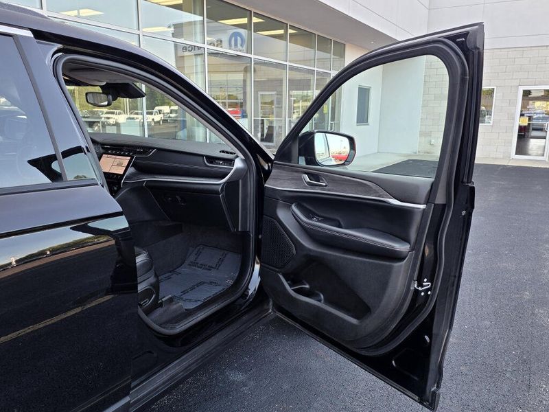 Used 2023 Jeep Grand Cherokee Limited