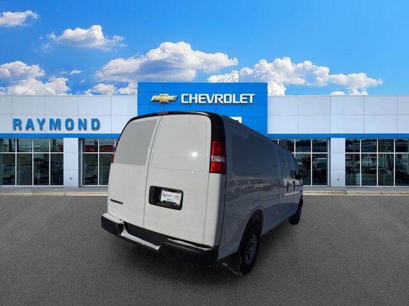 New 2025 Chevrolet Express 3500 Work VanImage 4