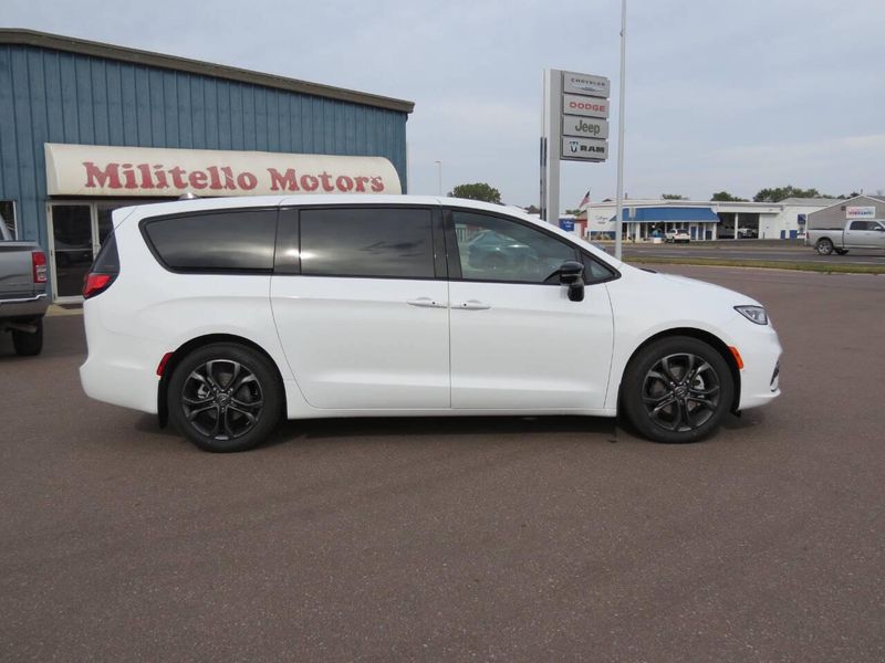 New 2026 Chrysler Pacifica SelectImage 5