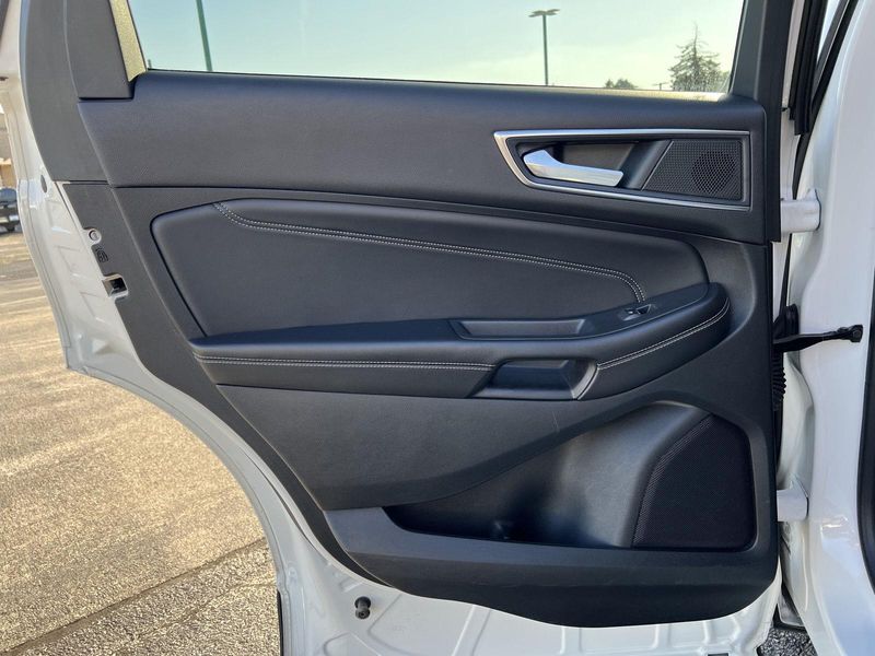 2022 Ford Edge Titanium photo 17
