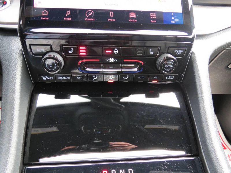 Used 2025 Jeep Grand Cherokee Limited 4x4 4dr SUVImage 14