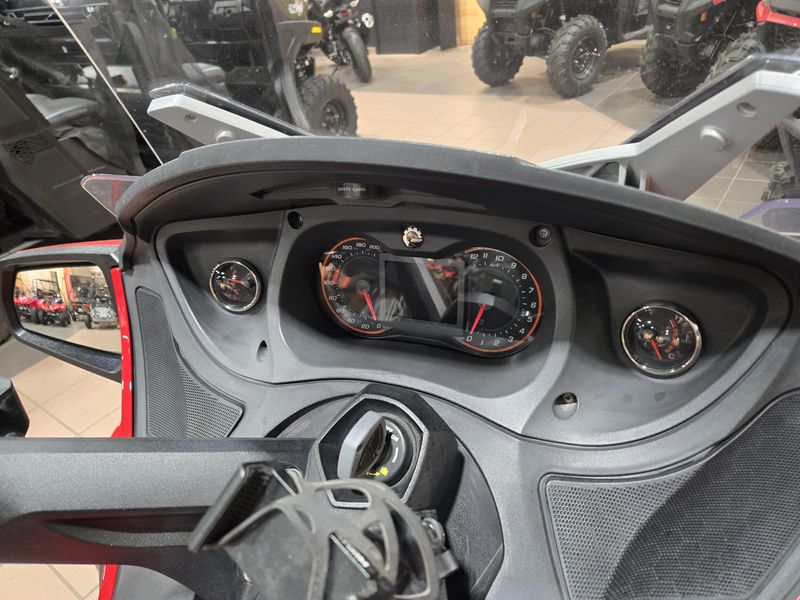 USED 2013 CAN-AM SPYDER RT Image 13