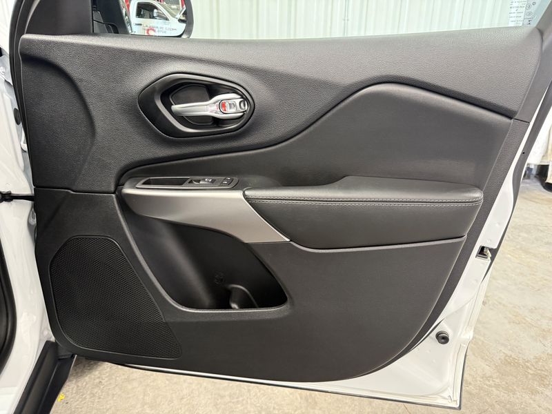 Used 2022 Jeep Cherokee LimitedImage 11