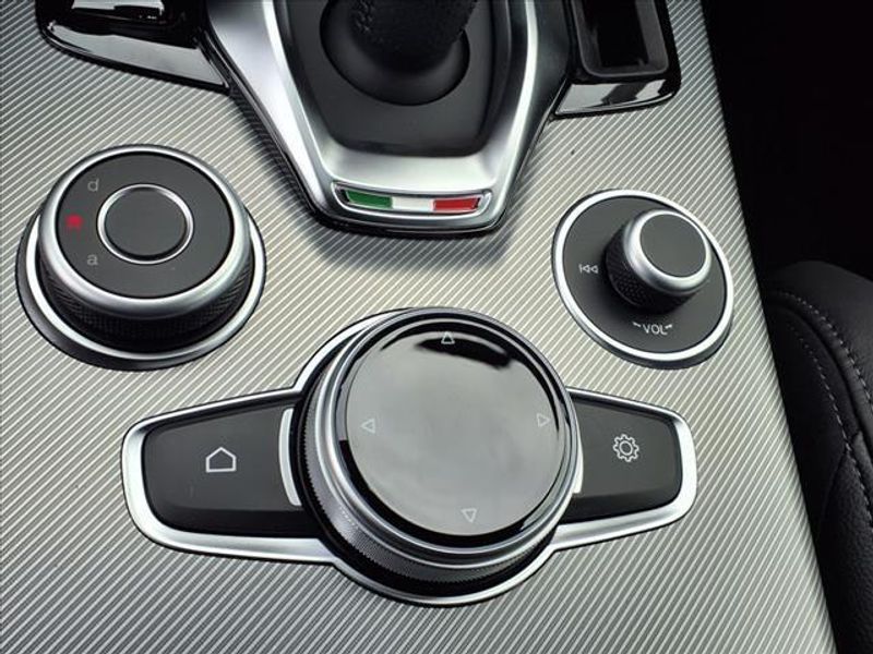 2025 Alfa Romeo Stelvio AwdImage 24