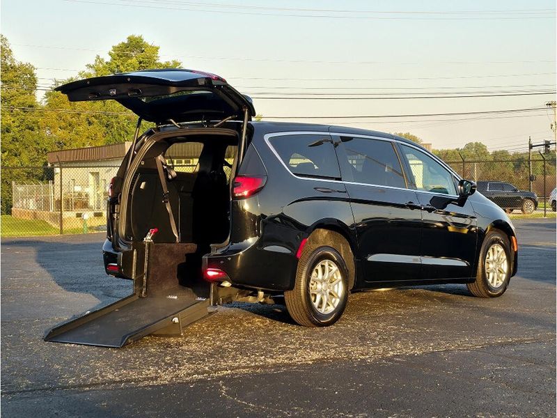 New 2027 Chrysler Pacifica Select