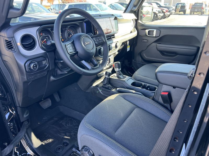 New 2026 Jeep Gladiator Sport S 4x4Image 14