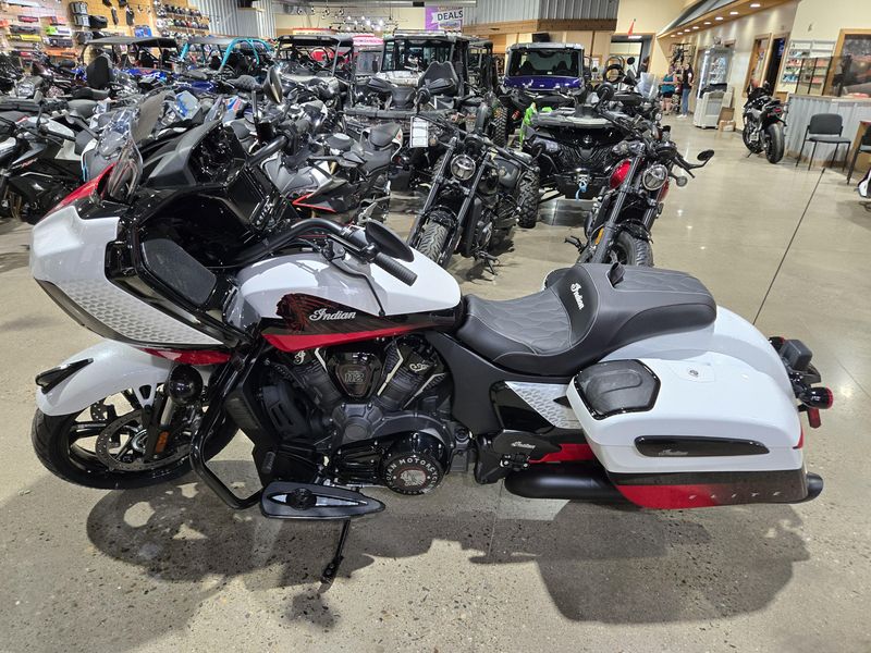 2025 Indian Motorcycle CHALLENGER ELITE 49ST Image 4