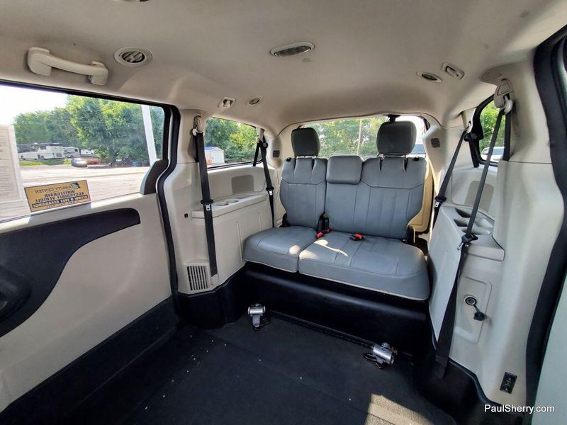 Used 2012 Dodge Grand Caravan SXTImage 2