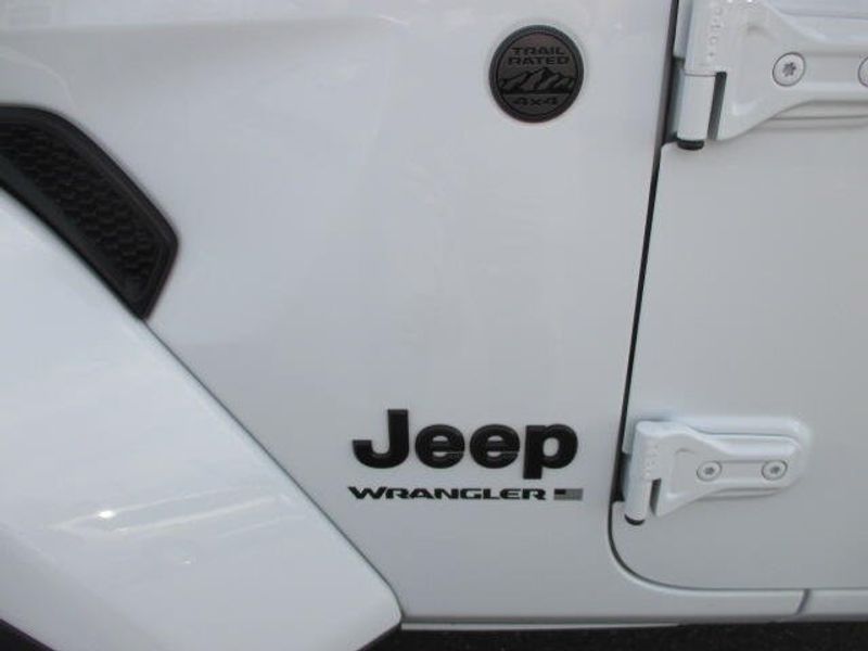 Used 2025 Jeep Wrangler SaharaImage 14