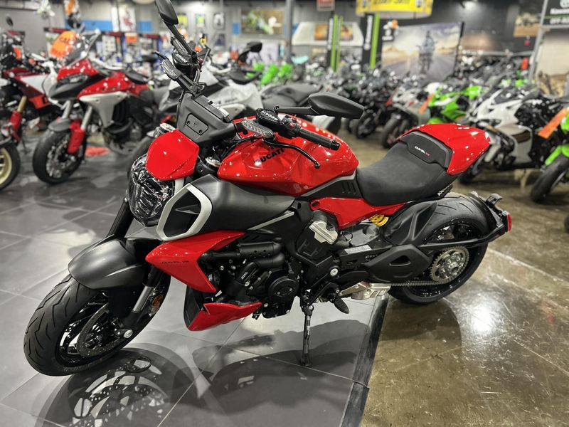 New 2025 Ducati DIAVEL V4 Image 17
