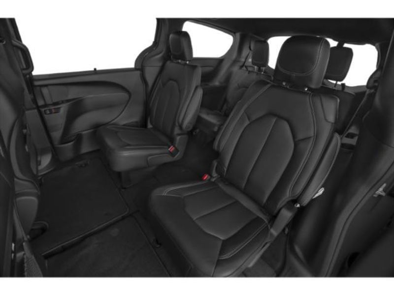 Used 2025 Chrysler Pacifica Select