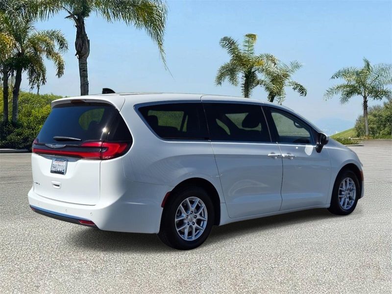 Used 2023 Chrysler Pacifica Touring L FWD