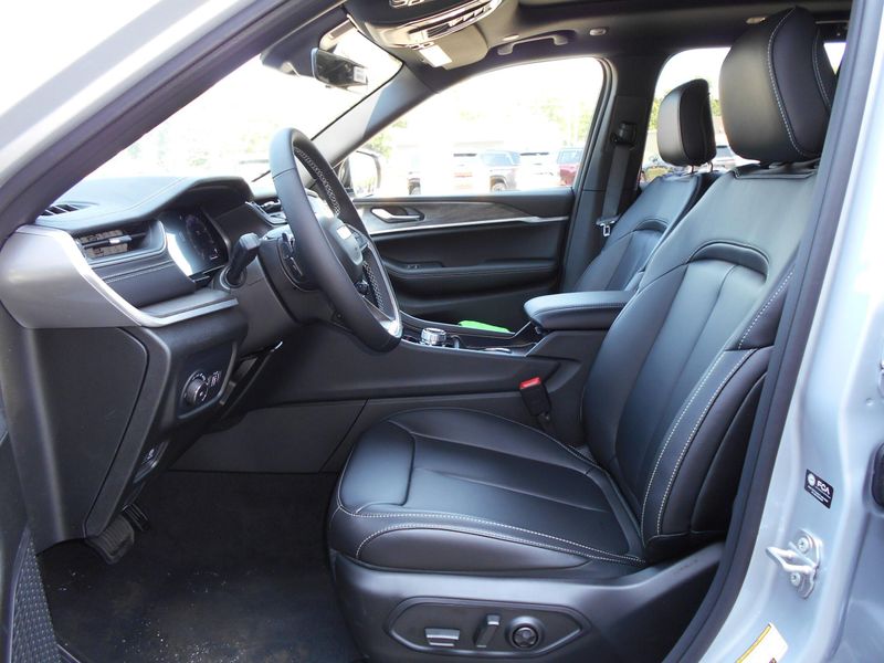 New 2025 Jeep Grand Cherokee Limited 4x4Image 5