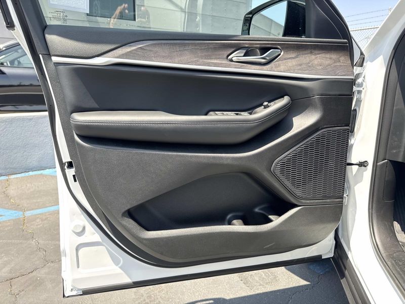 New 2026 Jeep Grand Cherokee Laredo Altitude 4x2