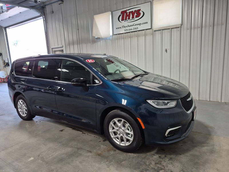 New 2025 Chrysler Pacifica SelectImage 3
