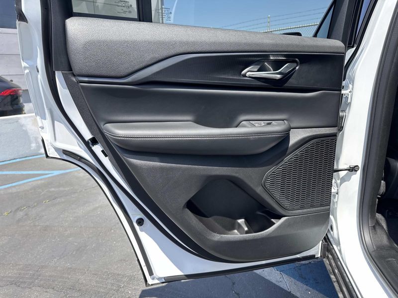 New 2026 Jeep Grand Cherokee Laredo 4x2