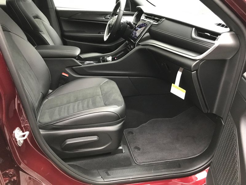 New 2025 Jeep Grand Cherokee L Altitude X 4x4Image 16