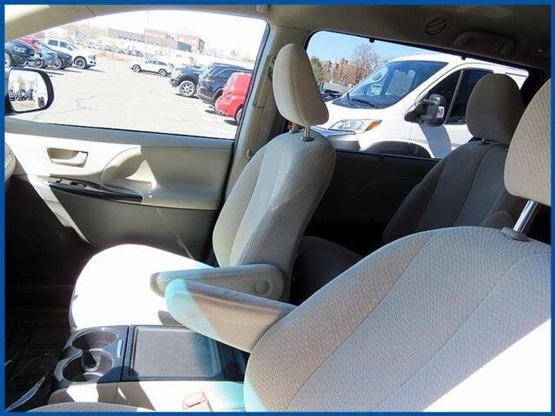 2014 Toyota Sienna LEImage 14