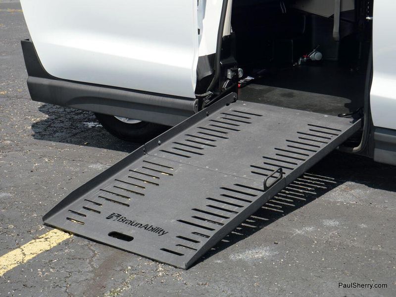 Used 2022 Chrysler Voyager LXImage 9