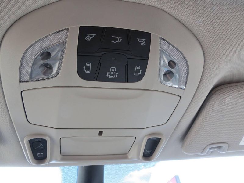 Used 2024 Chrysler Pacifica Limited 4dr Mini VanImage 26