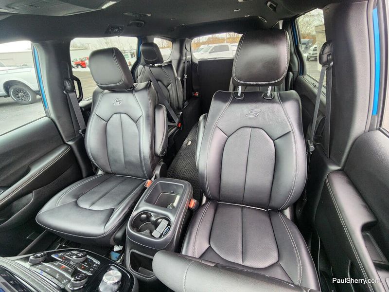 New 2026 Chrysler Pacifica Select