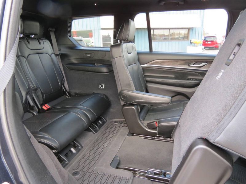 Used 2024 Jeep Grand Cherokee L Overland 4x4 4dr SUVImage 17