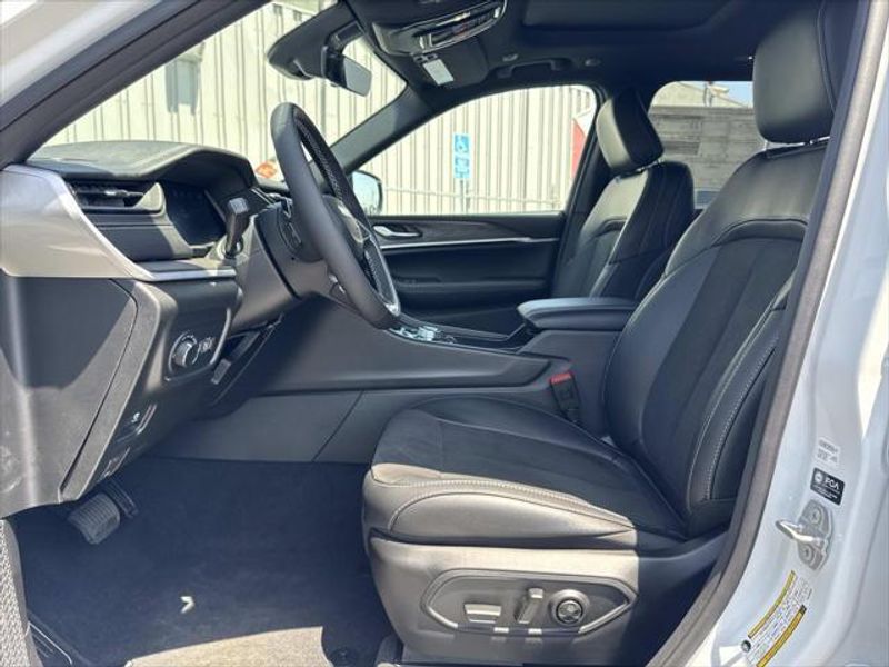 New 2026 Jeep Grand Cherokee Laredo Altitude 4x2